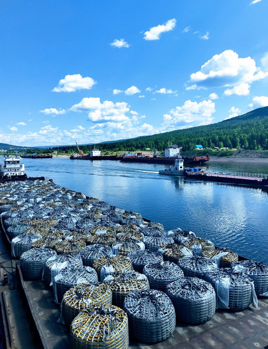 ГК «Старвей» успешно осуществила первую доставку концентрата ГК «Полиметалл» на теплоходе «Витим» с баржей МП-3340 в Осетрово.